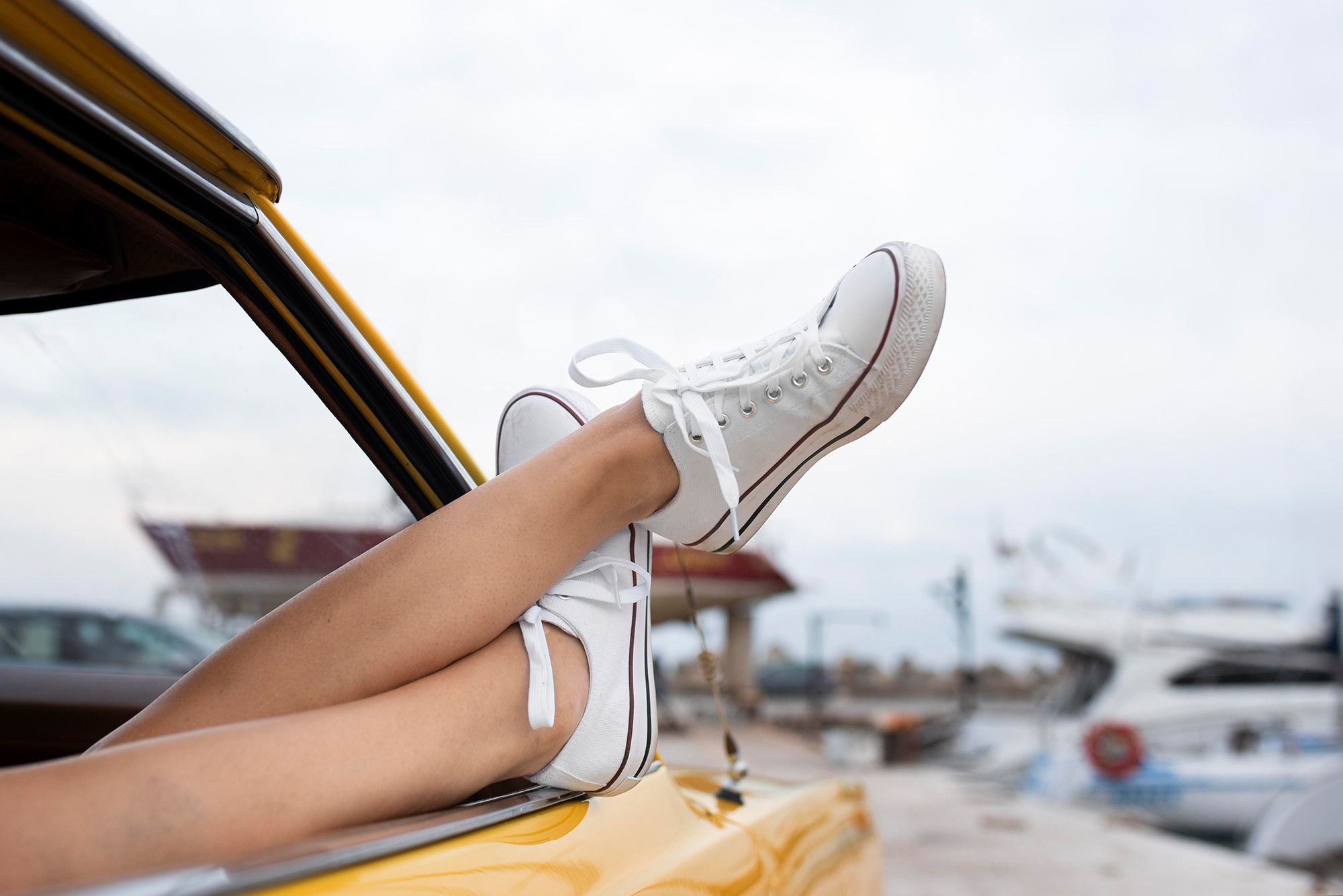 Еспадрильї чи кеди? Яке взуття модно носити літом 2023 і скільки воно коштує в Україні